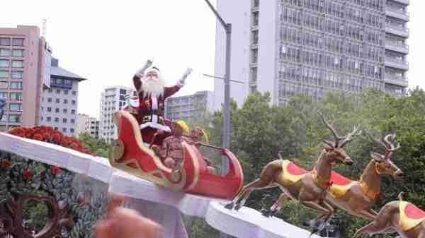 Farmers Santa Parades Christmas Celebration with Family in Auckland Santa Clause
