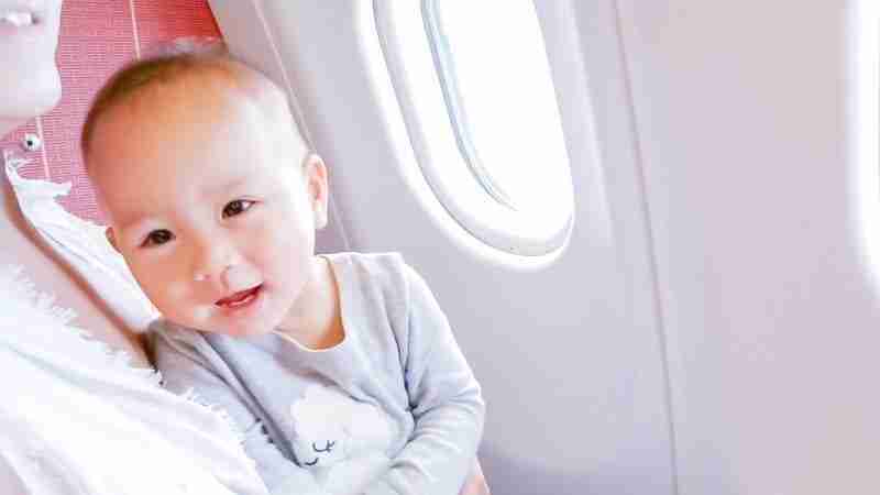 Tips on flying with a baby how to get bulkhead seats on airplane travelling international cover